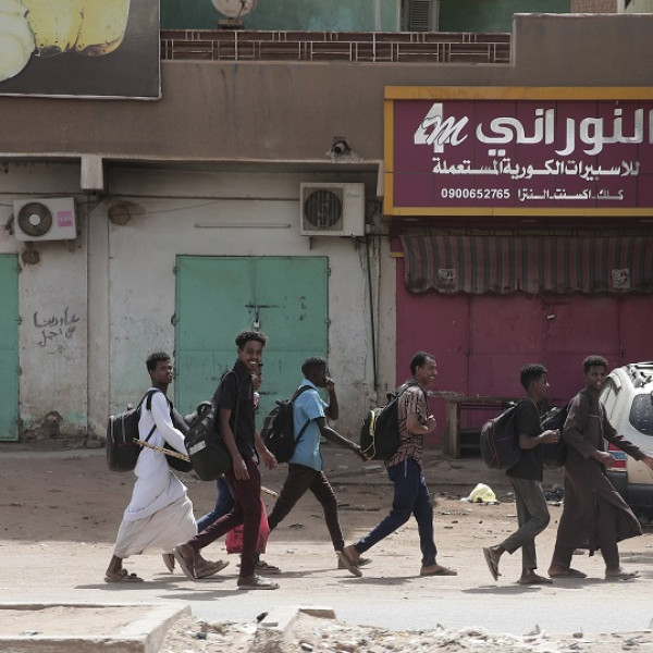 Somalis cross over to Ethiopia from troubled Sudan