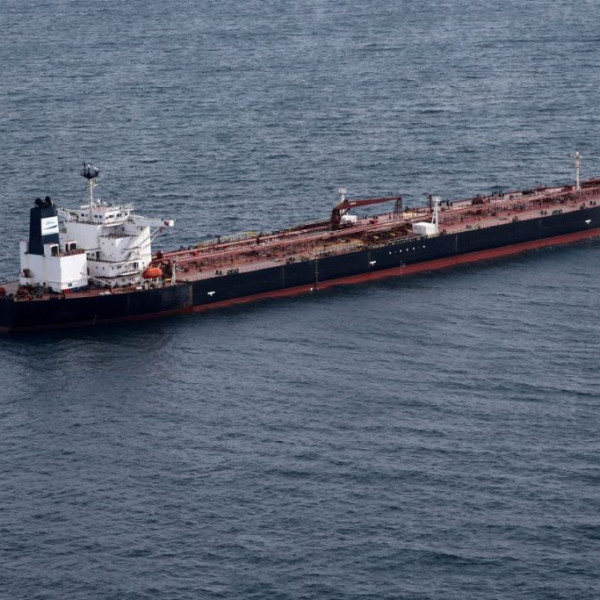 Pirates hijack cargo ship off Somalia, vessel heads toward coast